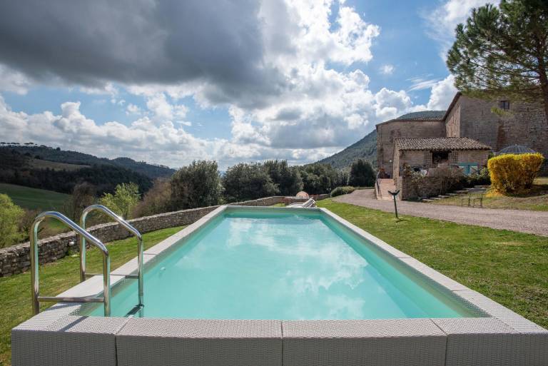 Spacious serviced apartment with pool, jacuzzi & grill | Pets allowed — photo 2
