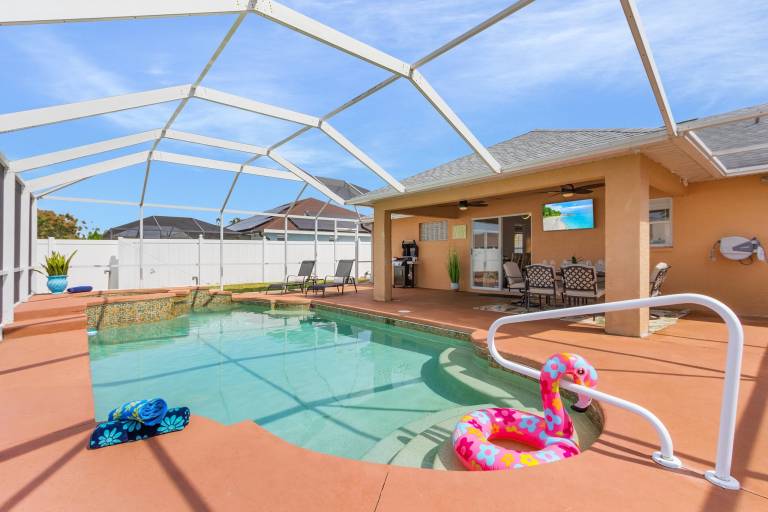 Vacation home with grill, private pool & jacuzzi — photo 5