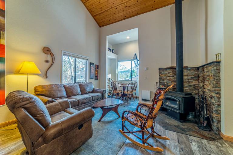 Mammoth Creek Trail Loft Home, WIFI, Complete Remodel! Views — photo 2