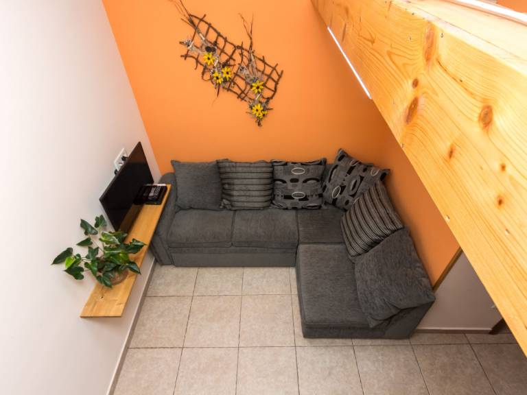 Vacation home with BBQ, patio & garden — photo 4