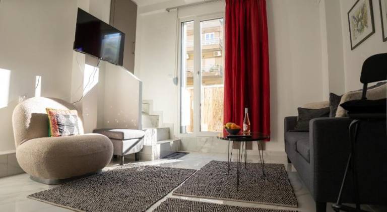 Central bright loft with balcony near old town in Thessaloniki