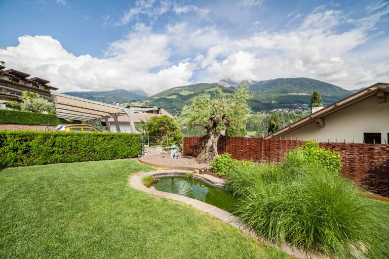 Holiday apartment with sauna, yard & fast internet | Garden view in Marlengo