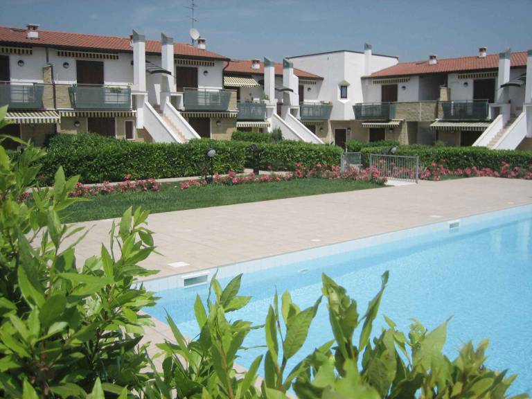 Holiday flat with swimming pool and air conditioning in Lazise