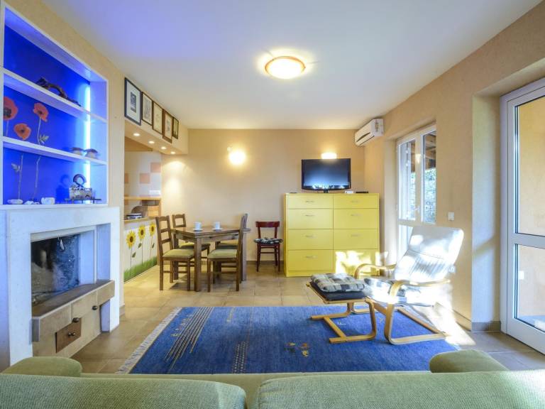 Rental apartment with terrace, barbecue & yard — photo 5