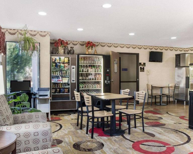 Econo Lodge Grand Forks near University — photo 3