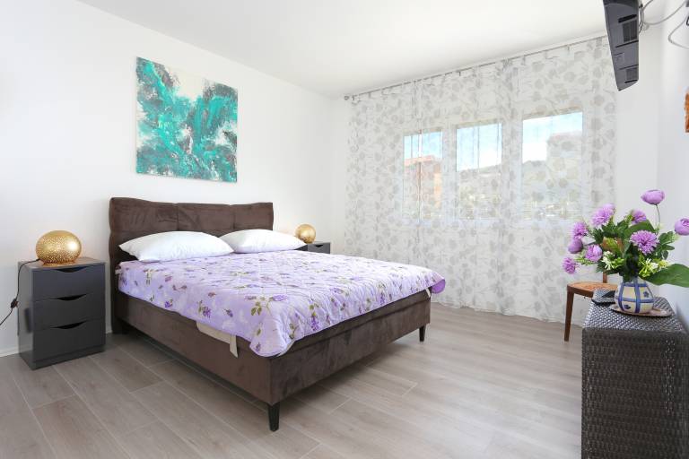 Charming holiday apartment with barbeque, terrace & yard | Next to the beach | Pets allowed in Trogir