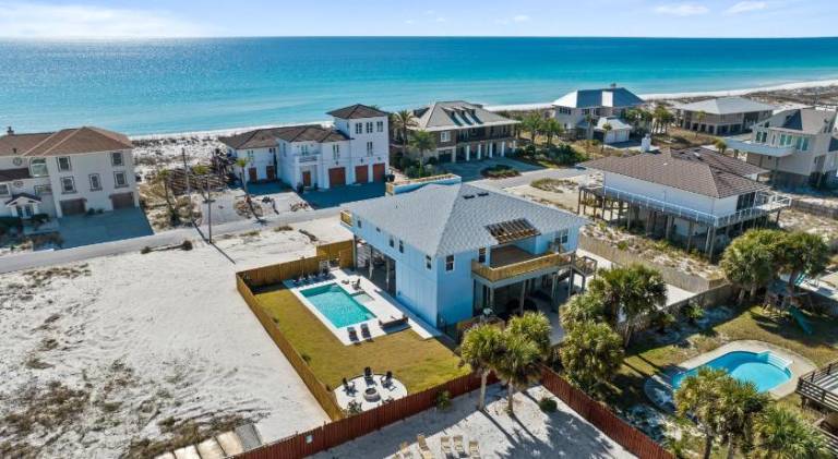 Vacation home with pool — photo 4