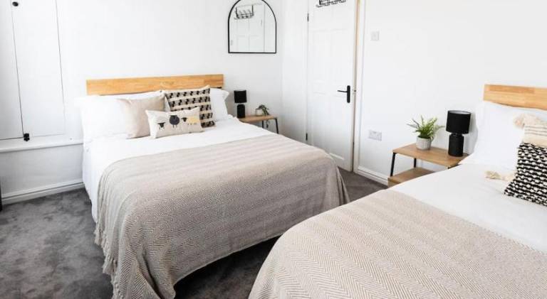 Wonderful vacation home with 3 rooms for 8 persons in Neath