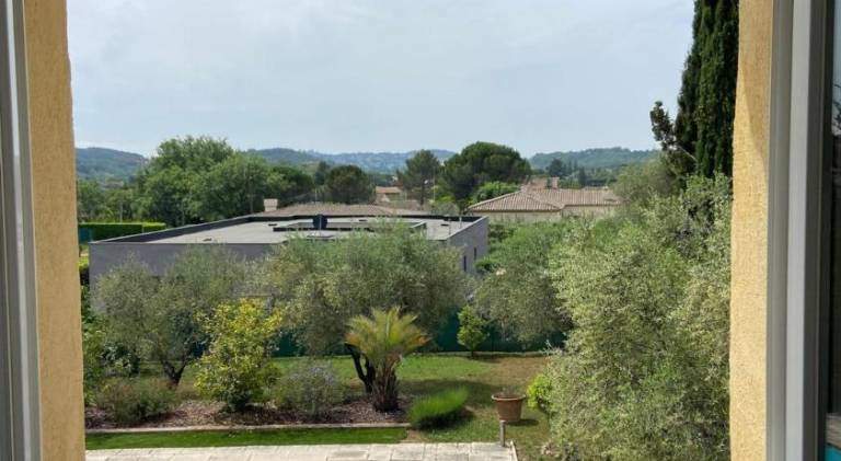 Villa with pool — photo 4