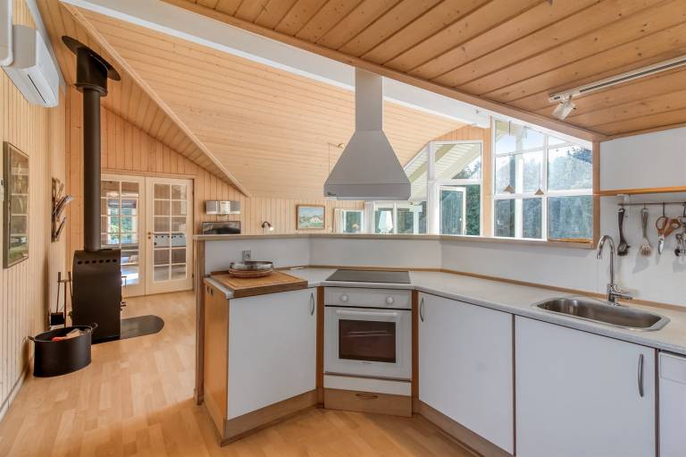 Fully equipped house with sauna, patio & hot tub | Lake view | Pets allowed — photo 4