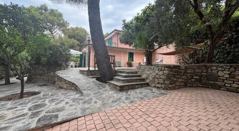 House with 2 rooms for 8 persons in Laigueglia