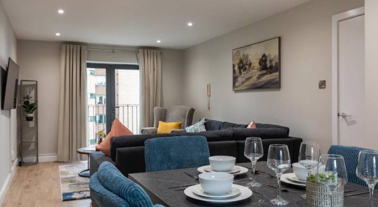 Stylish, Luxury, Parking Sleeps 6, 2-Bath, City Centre — photo 3