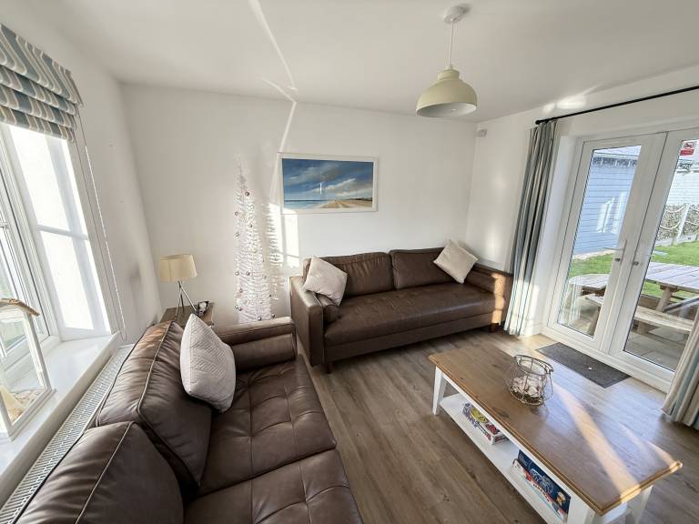 Cottage with sauna, yard & pool | Beach view — photo 5