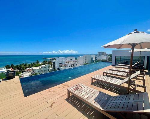 Spacious LockOff Room with Rooftop & Infinity Pool — photo 2