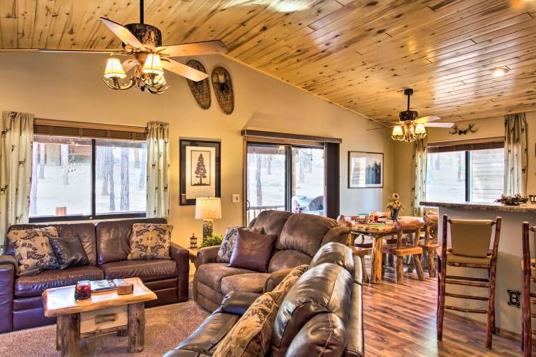 3 Mi to Fool Hollow Lake: Romantic Show Low Cabin — photo 4