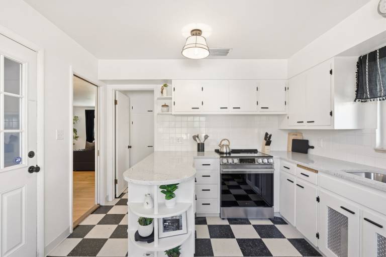 1004 Mantz Place — photo 3