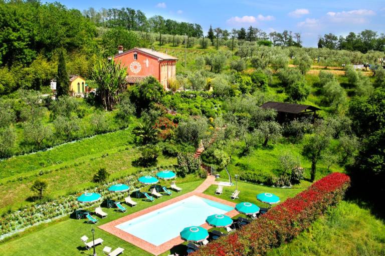 Family-oriented villa with BBQ, private pool & garden | Pets allowed in Capannori
