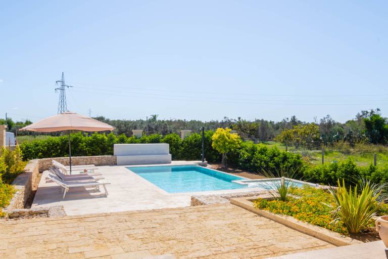 Villa with private pool, yard & jacuzzi — photo 2