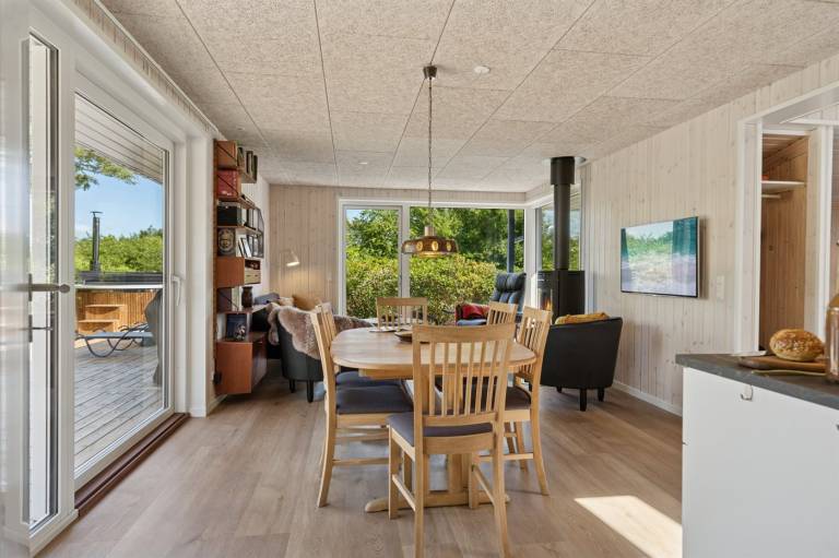 House with yard, sauna & jacuzzi | Water view — photo 3