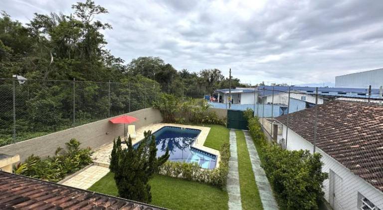 Vacation home with pool — photo 4