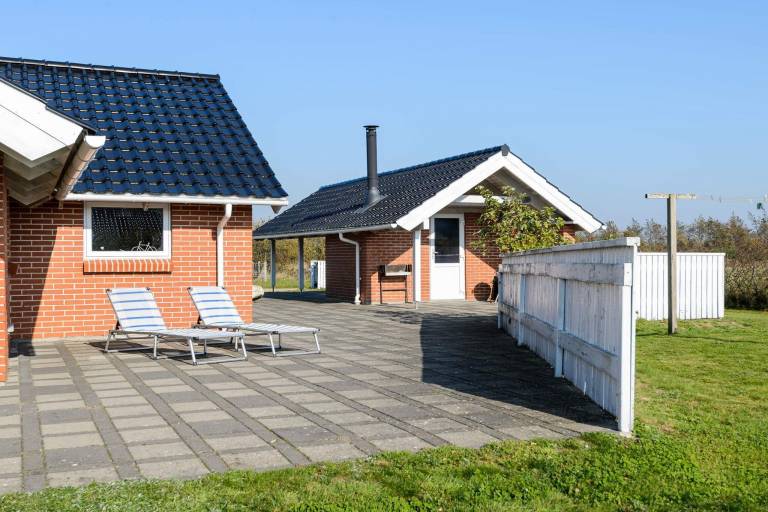 Ample vacation home with terrace, grill & yard | Pets are welcome — photo 2