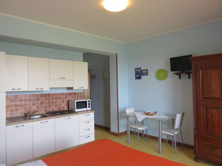 Holiday apartment with pool, terrace & garden — photo 4
