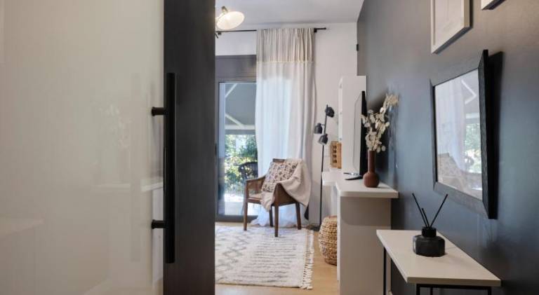 Apartment with terrace & garden in Glyfada