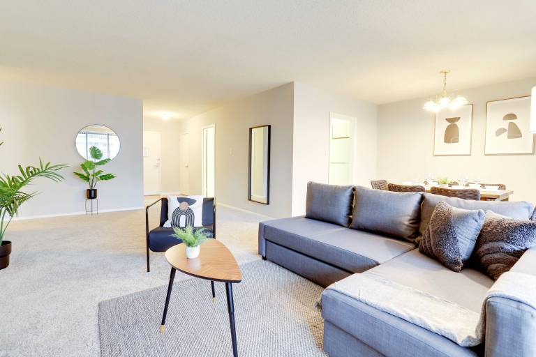 Prime Location Apt Pool Access