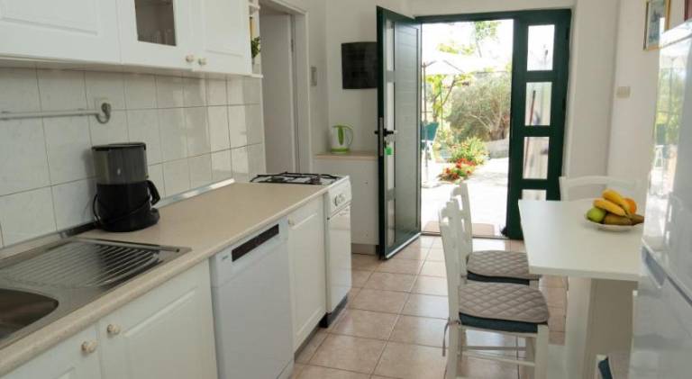 Holiday apartment with garden & terrace — photo 4