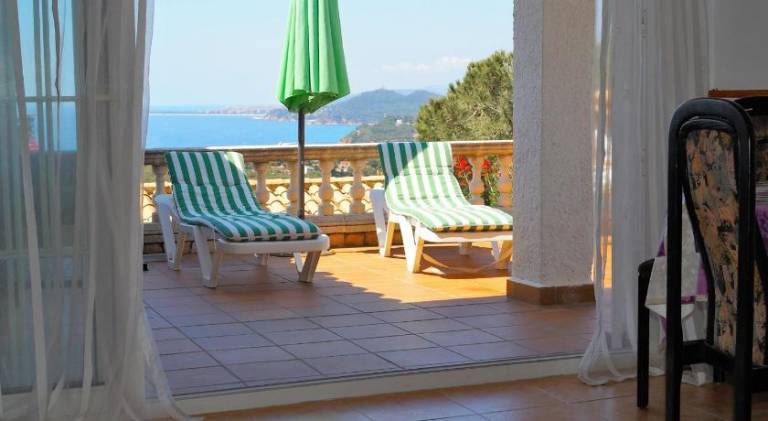 Villa with patio — photo 5