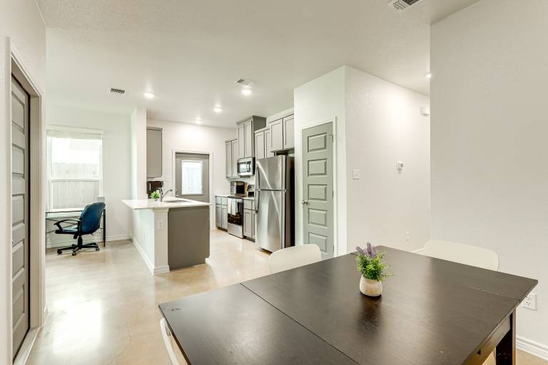2 Mi to Downtown Temple: Newly Built Townhome! — photo 2