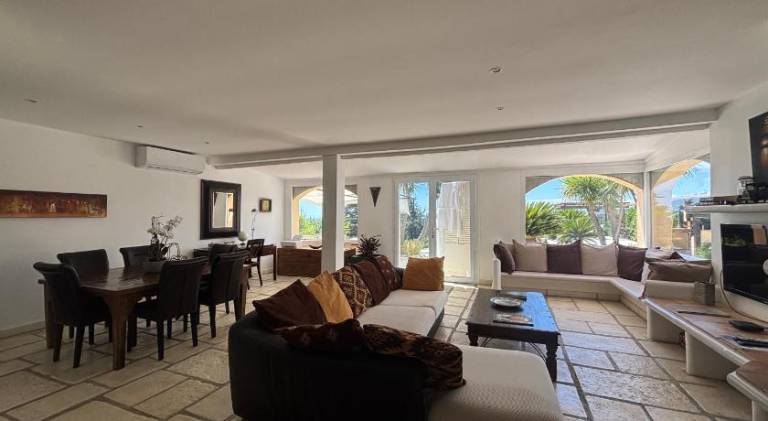Villa with pool — photo 3