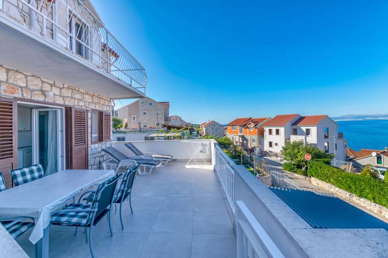 Holiday apartment with barbeque & patio | Sea view — photo 2