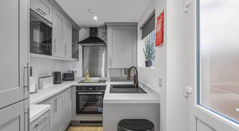Albert House - Near the High Street - Free Parking, Garden, Fast WiFi and Smart TV by Yoko Property — photo 4