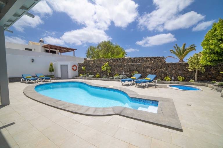 Villa Tías