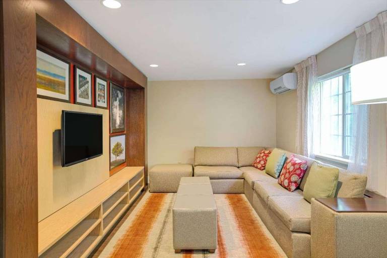 Suburban Studios Charlotte - Executive Park — photo 3