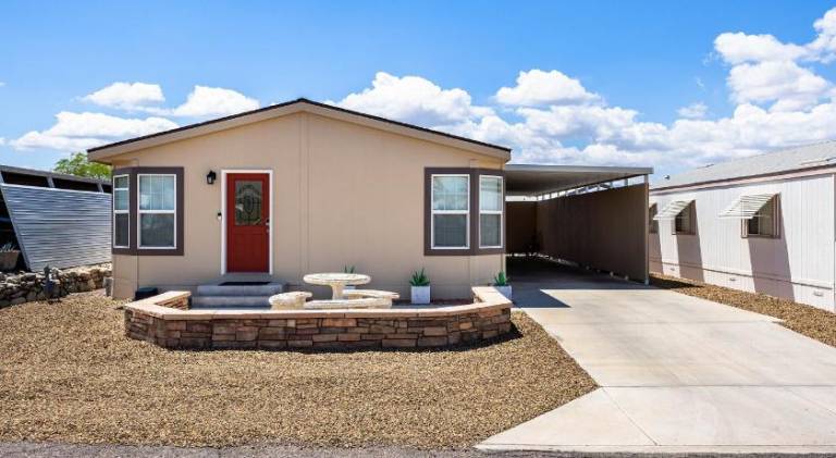 Vacation home with jacuzzi & pool | Pets allowed in Lake Havasu City, AZ