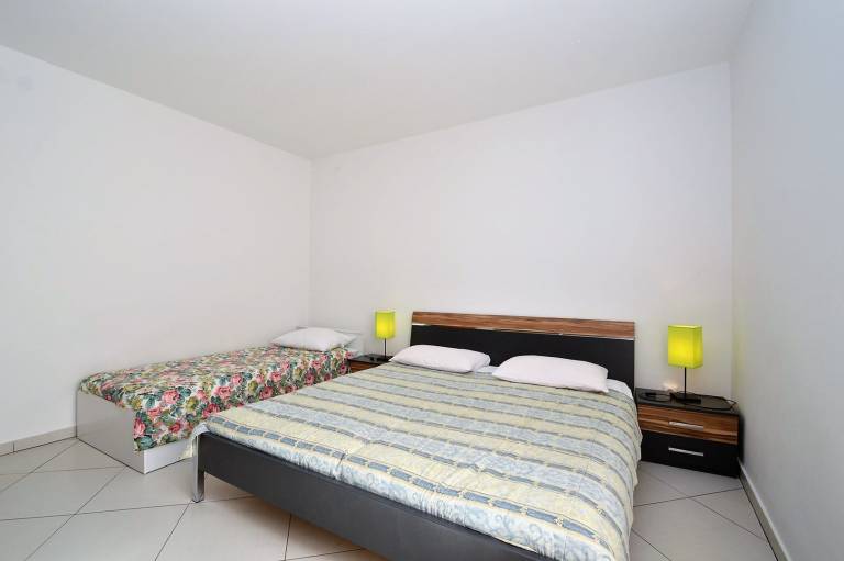 Lovely holiday apartment with patio & barbecue | Pets allowed in Mali Losinj