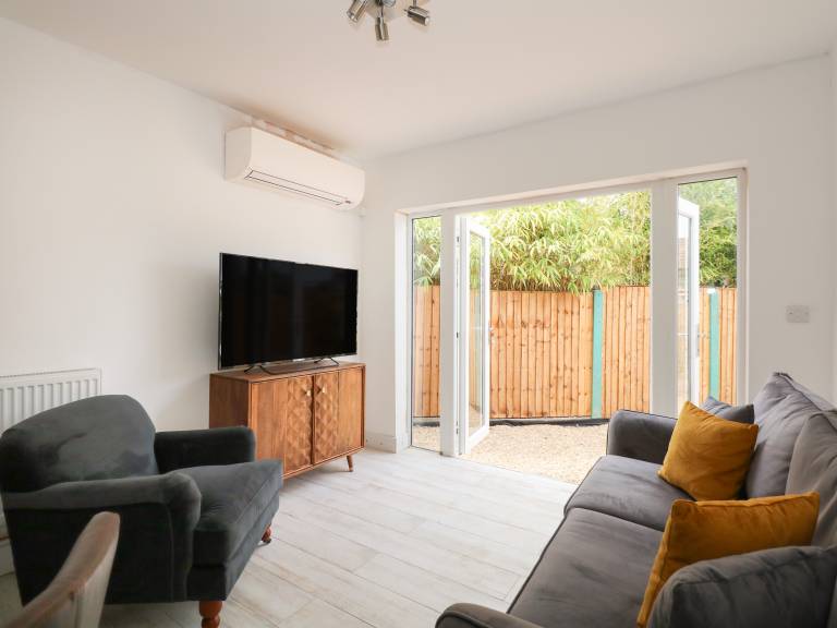Cottage with yard | Beach view — photo 3