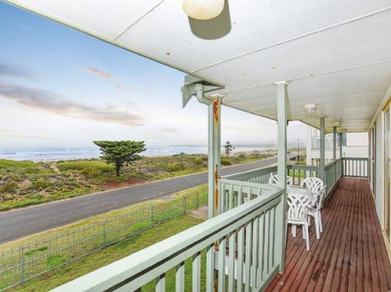Tahren Beachfront Shack WiFi Pet Friendly