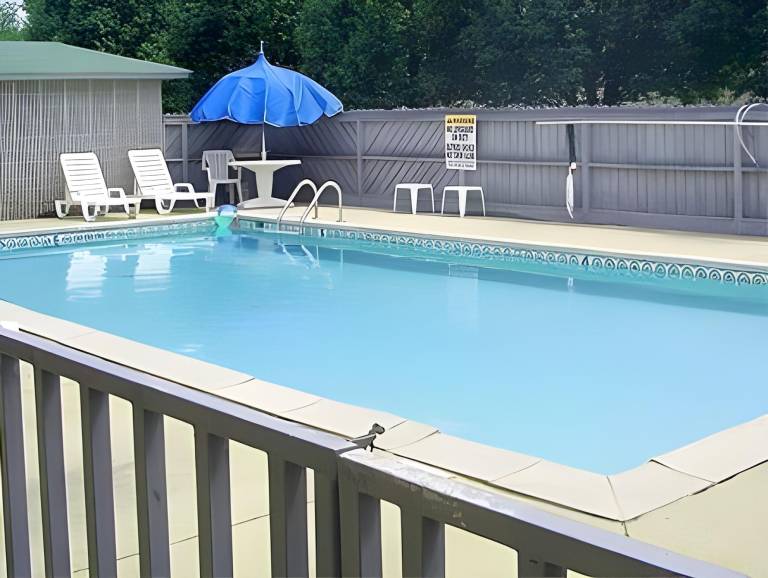 Lodge with pool & BBQ — photo 4