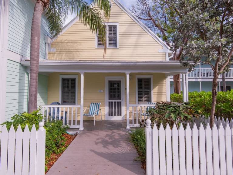 Cottage with barbecue, heated pool & yard | Next to Mallory Square | Garden view — photo 3