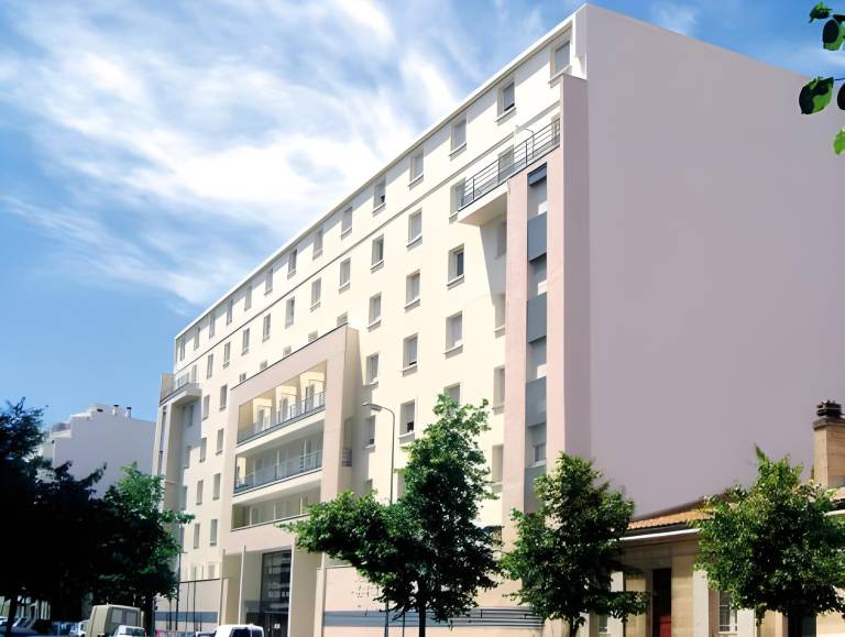 Serviced apartment for 10 persons in Bordeaux
