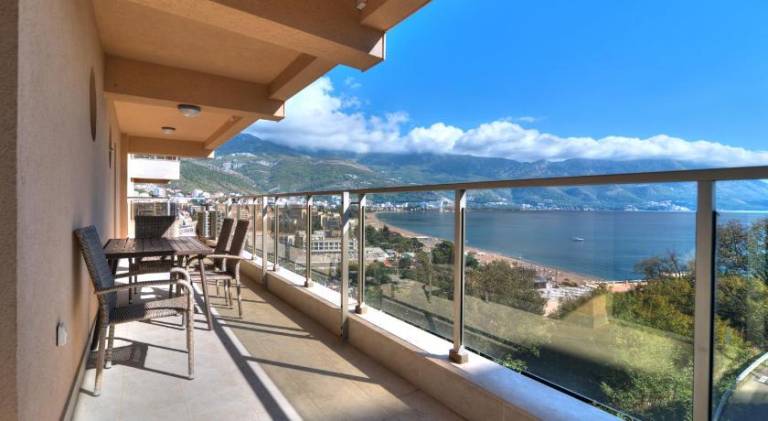 Rental apartment with patio in Becici