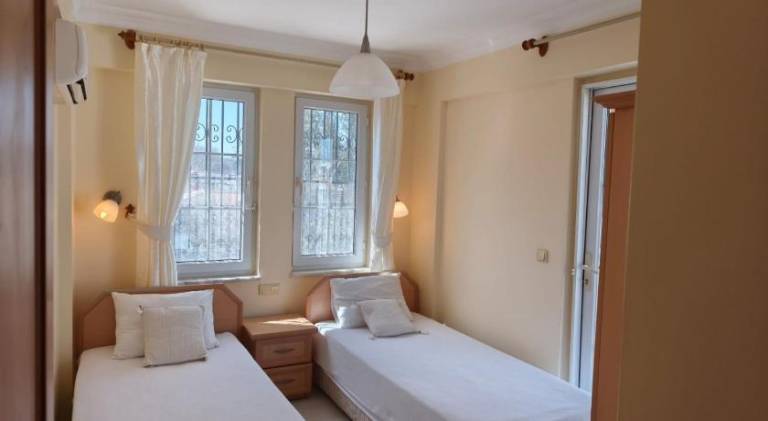 Fully equipped villa with barbecue, terrace & yard | Pets are welcome — photo 2
