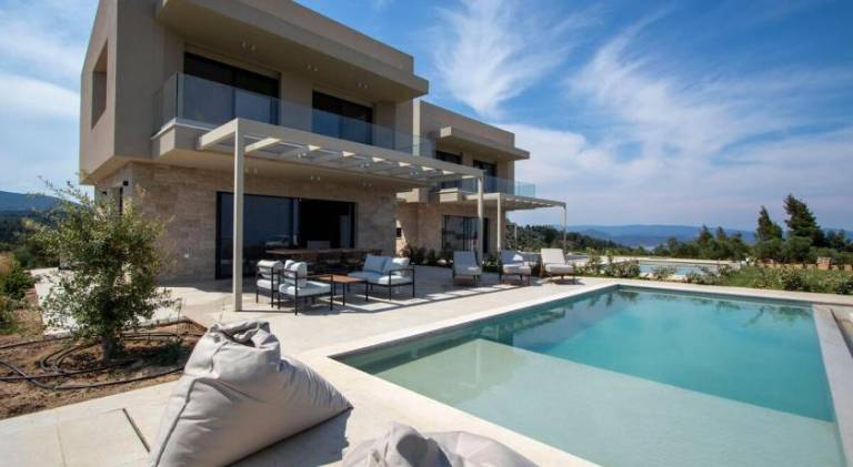 Villa with garden, grill & private pool in Sithonia