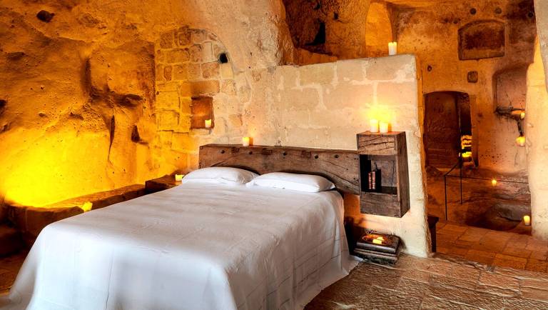 Spacious Luxury Cave Rental with Deluxe Bathtub in Matera, Southern Italy — photo 4