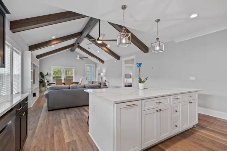 Family-friendly ample vacation home with yard | Dogs allowed — photo 5