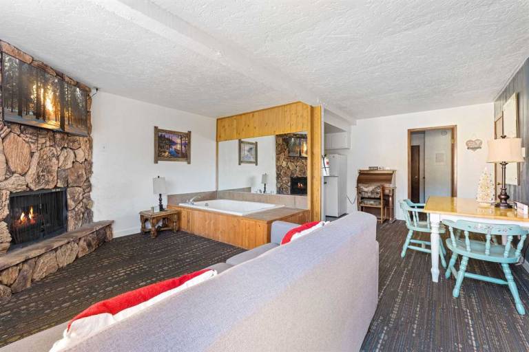 Village Suites Inn. Teddy Bear, Perfect Location in the Village. fully equipped downstairs unit. — photo 4