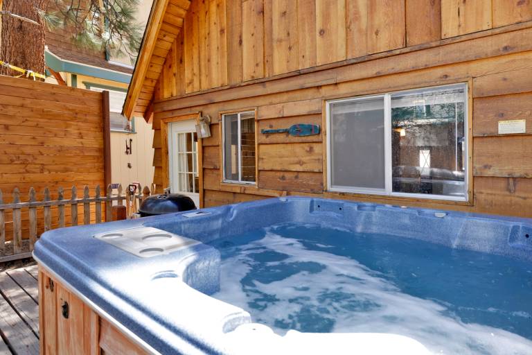 Cabin with BBQ, jacuzzi & terrace | Mountain view in San Bernardino, CA